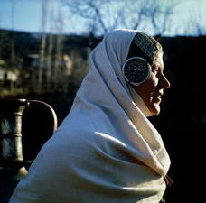 Аварцы. Женщина в традиционном головном уборе с серебряными украшениями.