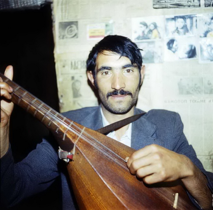 Курды. Курд с музыкальным инструментом. Азербайджан.