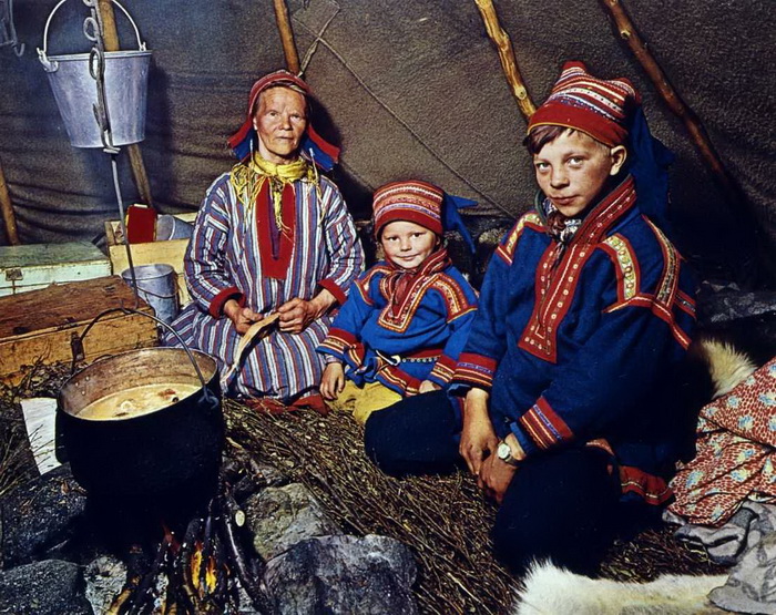 Саамы. Норвежские саамы в летнем жилище у очага.