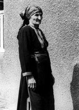 Греки. Традиционный женский костюм на Кавказе.