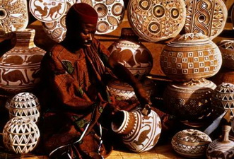 Игбо. Ремесленник, продающий керамические изделия.
