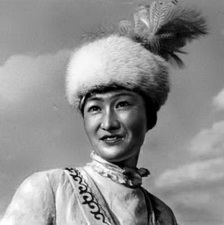 Киргизы. Девушка в традиционном головном уборе.