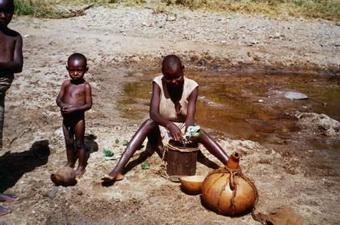 Мандинго. Крестьянская семья, набирающая воду.