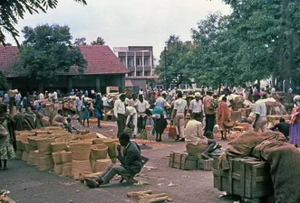 Тонга (Африка). Продажа плетёных изделий на рынке в Лусаке.